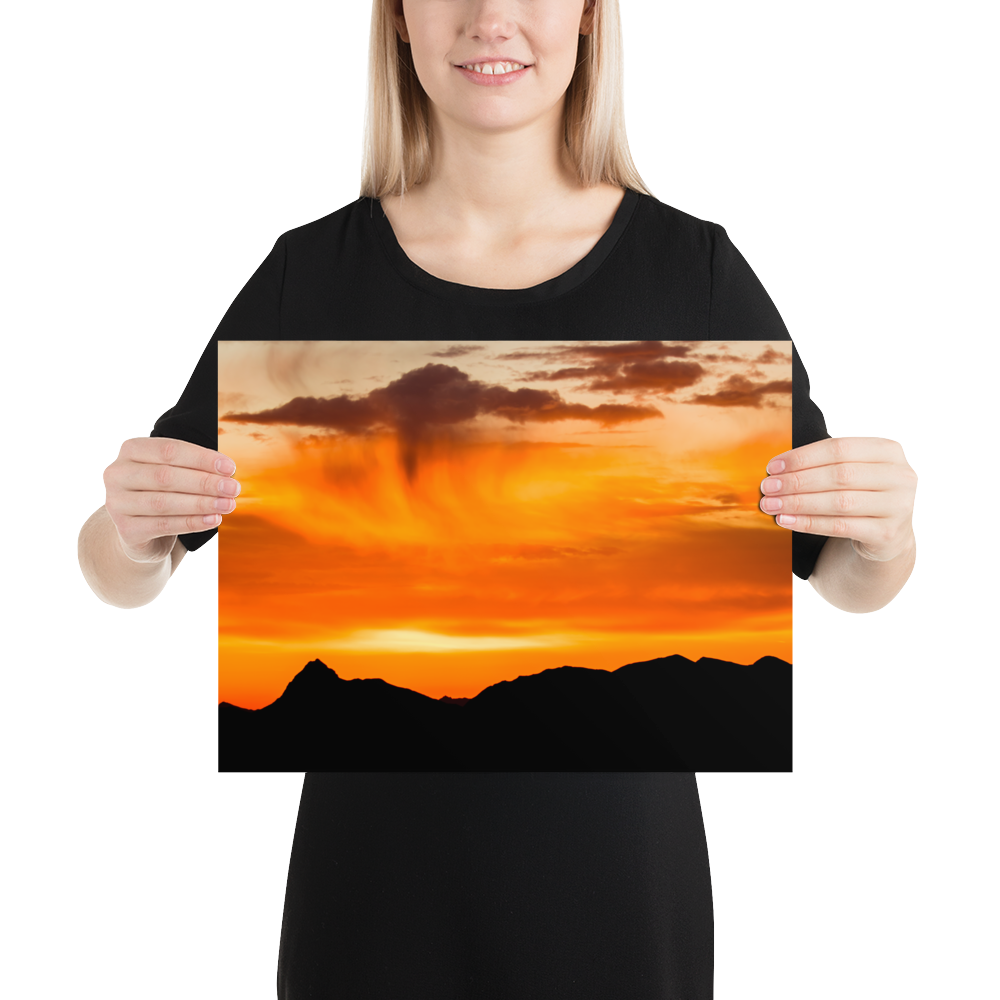 Bergsilhouette bei Sonnenaufgang - Poster