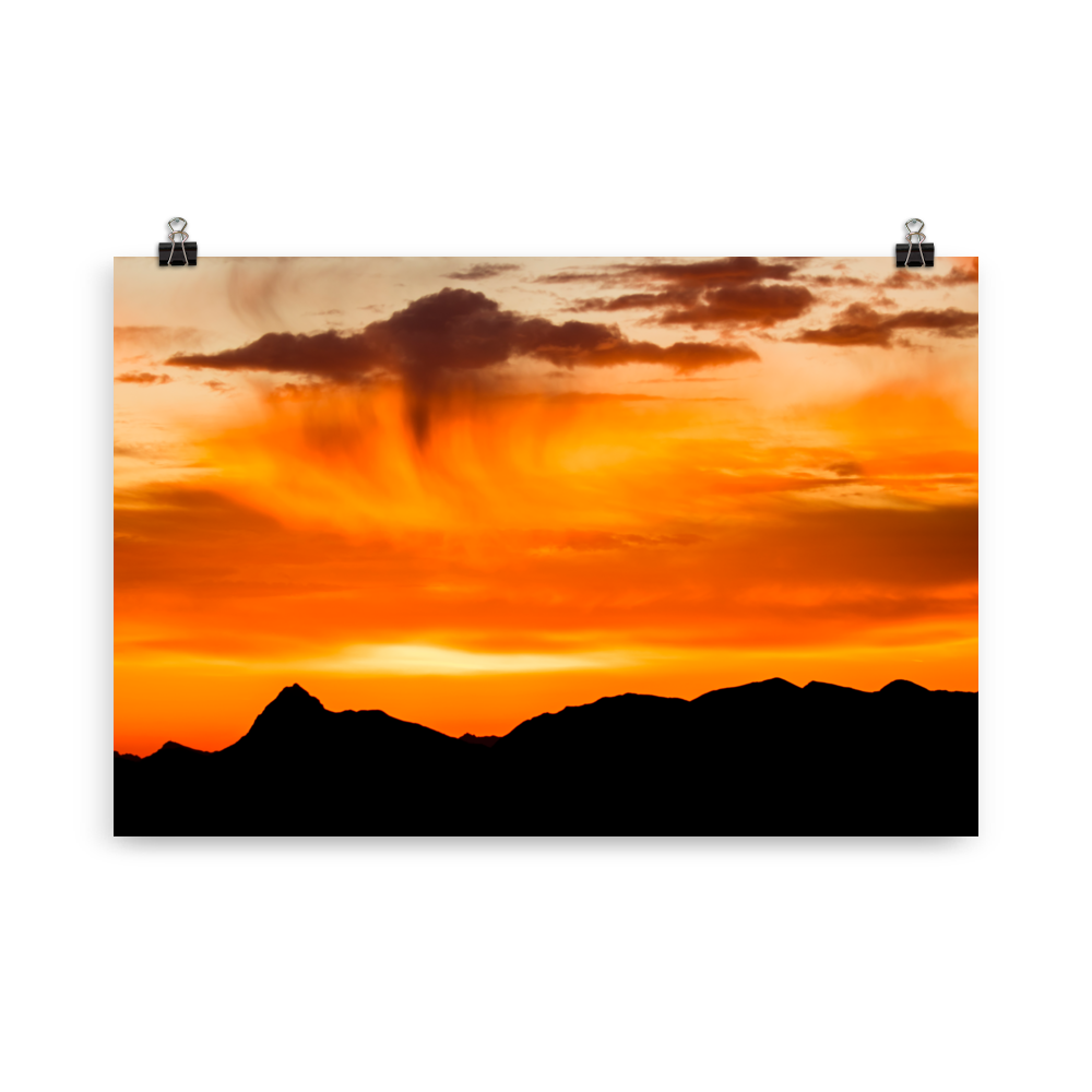 Bergsilhouette bei Sonnenaufgang - Poster