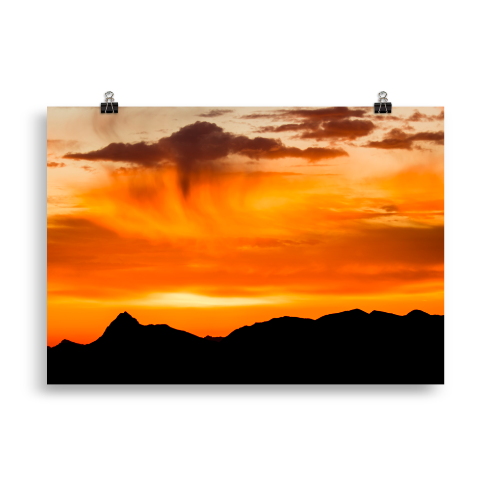 Bergsilhouette bei Sonnenaufgang - Poster