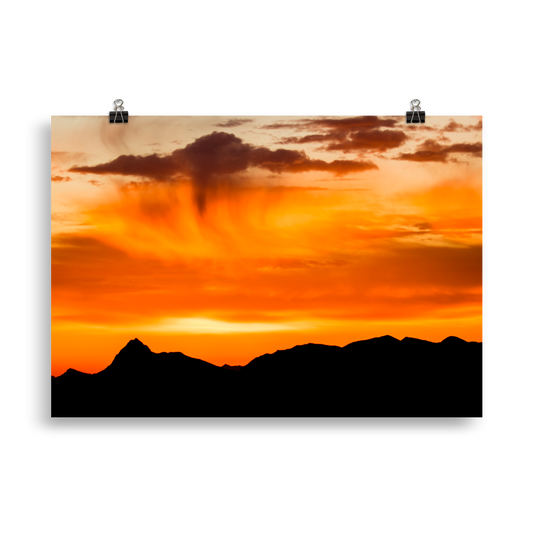 Bergsilhouette bei Sonnenaufgang - Poster